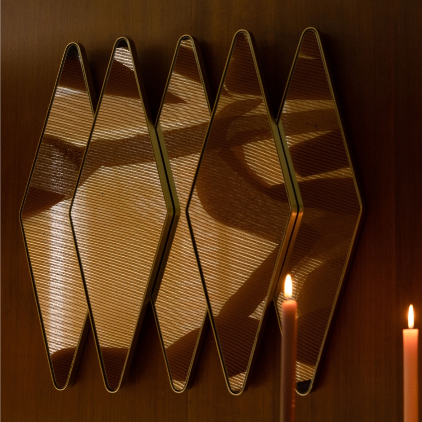 Zlaté závěsné zrcadlo DUTCHBONE KYOKO