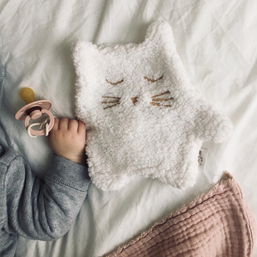 Malomi Kids Růžový plyšový muchláček s poutkem na dudlík Kitten