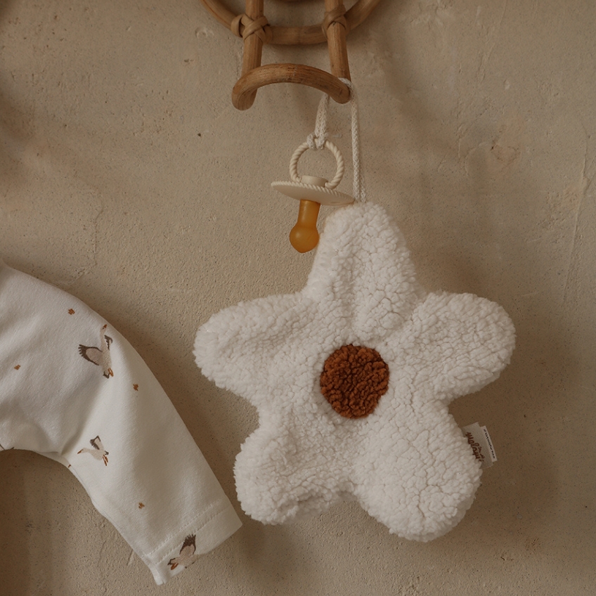 Malomi Kids Bílý plyšový muchláček s poutkem na dudlík Daisy