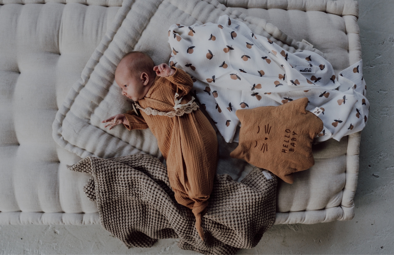 Malomi Kids Hnědý bavlněný muchláček Hello Baby 30 cm