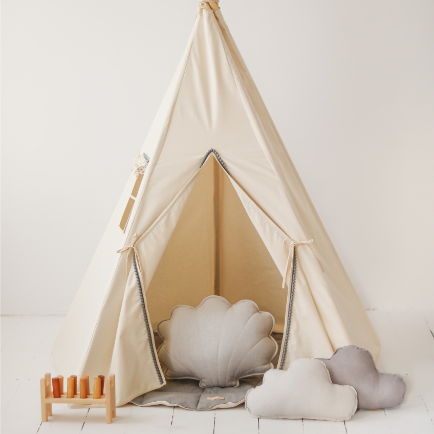 Moi Mili Béžový bavlněný teepee stan Fluffy Pompoms 170 x 130 cm