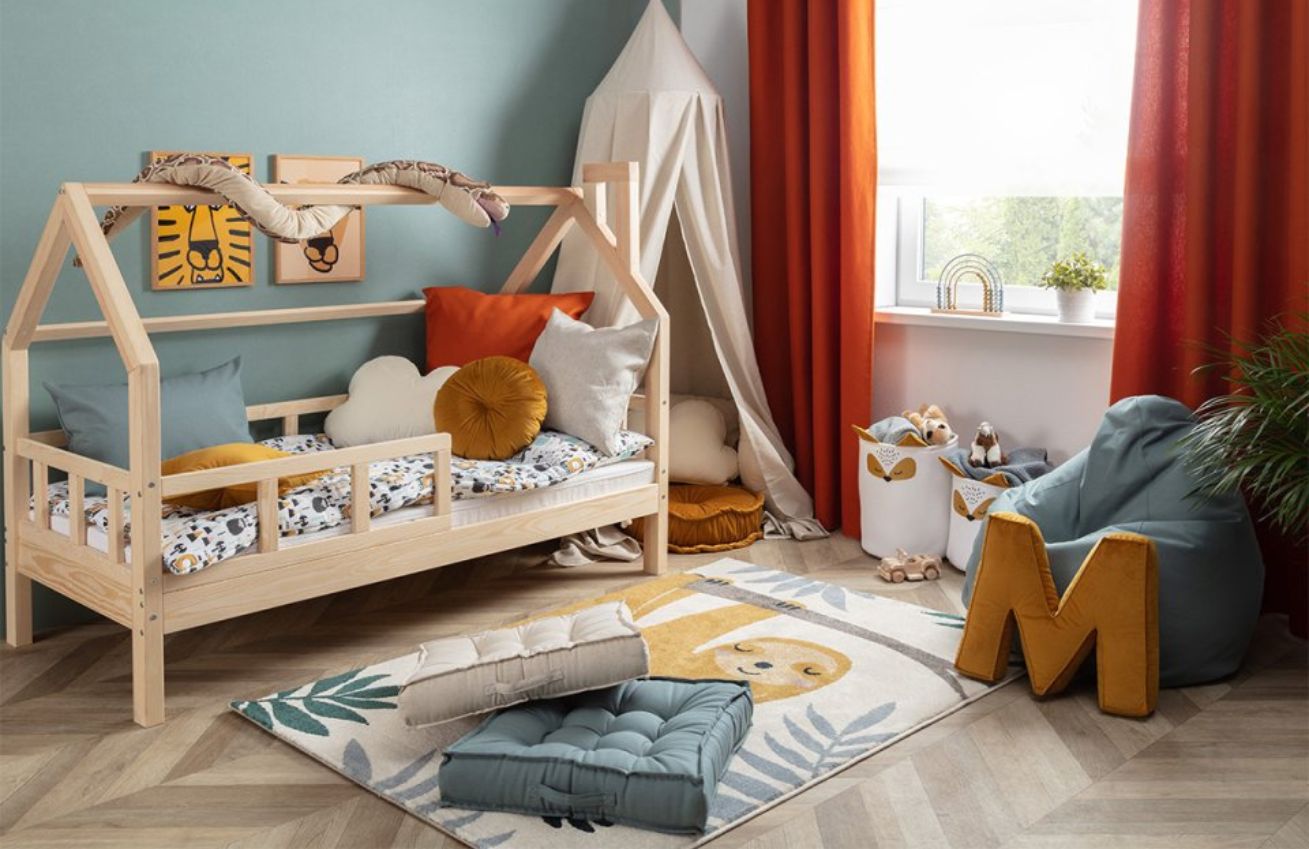 Yellow Tipi Cihlově oranžový sametový polštář písmeno M 40 cm