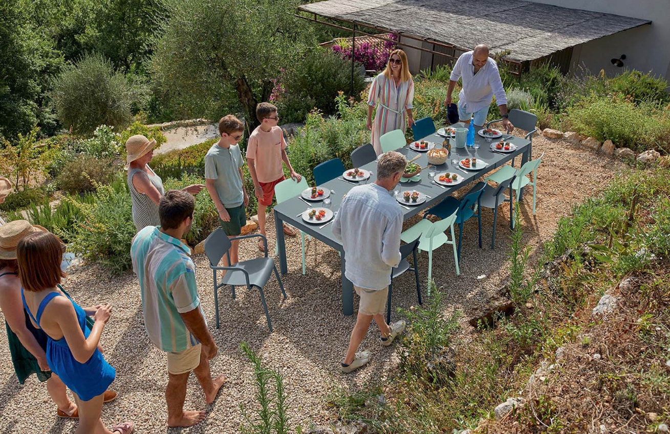 Světle zelená hliníková zahradní židle Fermob Studie s područkami