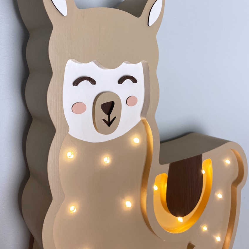 Peekaboo Béžová dřevěná dětská LED lampa Lama 41,5 cm