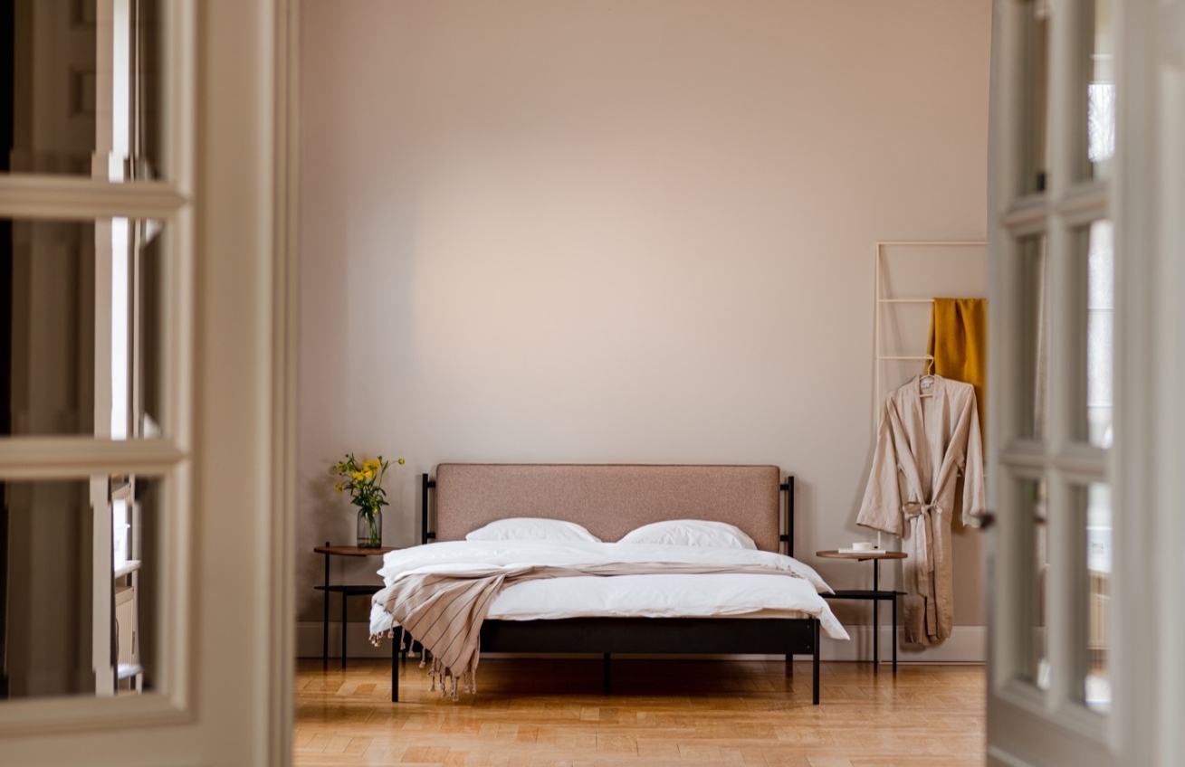 noo.ma Ořechový odkládací stolek Tu 40 cm