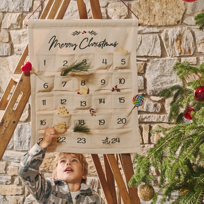 Béžový bavlněný adventní kalendář Kave Home Uarda 75 x 56 cm