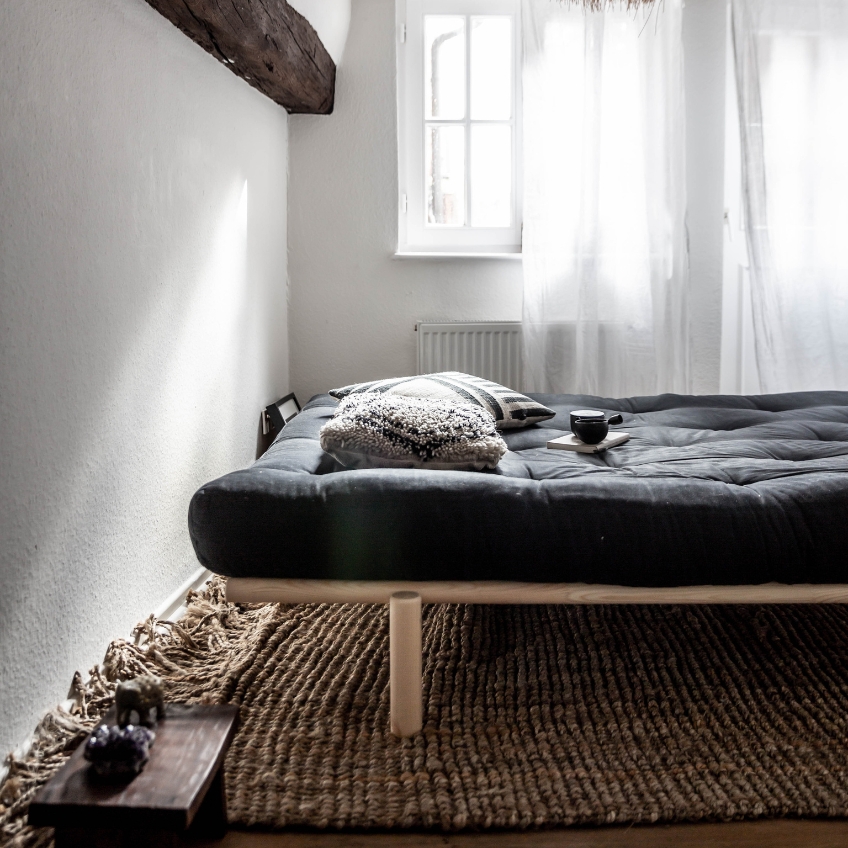 Středně tvrdá černá futonová matrace Karup Design Comfort 140 x 200 cm, tl. 15 cm