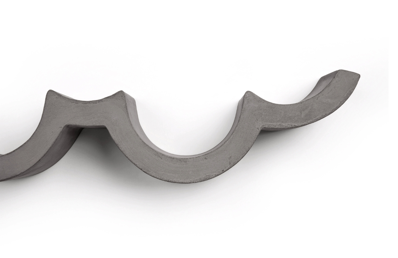 Šedý betonový nástěnný držák na toaletní papír Lyon Béton Cloud 54,5 cm