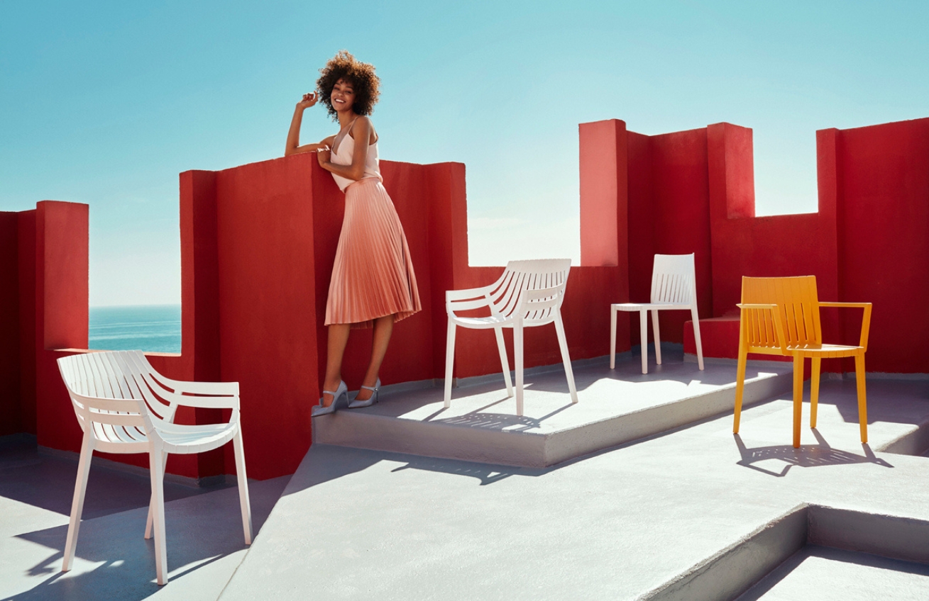 VONDOM Bílá plastová zahradní židle SPRITZ s područkami