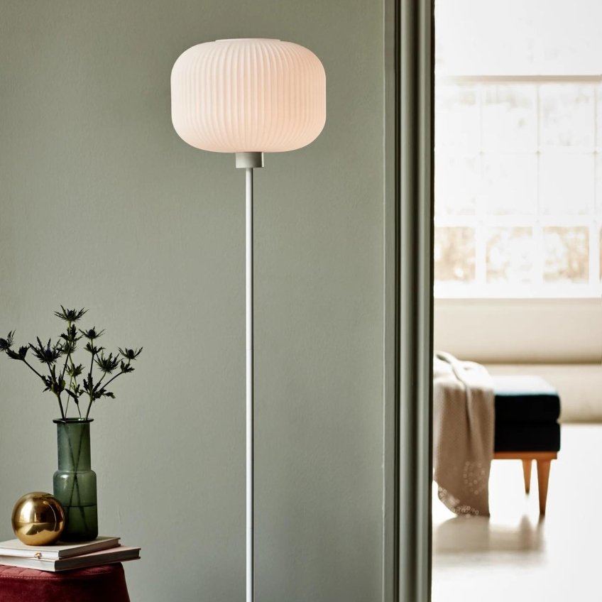 Nordlux Opálově bílá skleněná stojací lampa Milford 139,4 cm