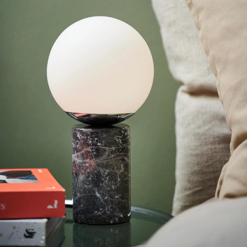 Nordlux Opálově bílá skleněná stolní lampa Lilly s šedou podstavou