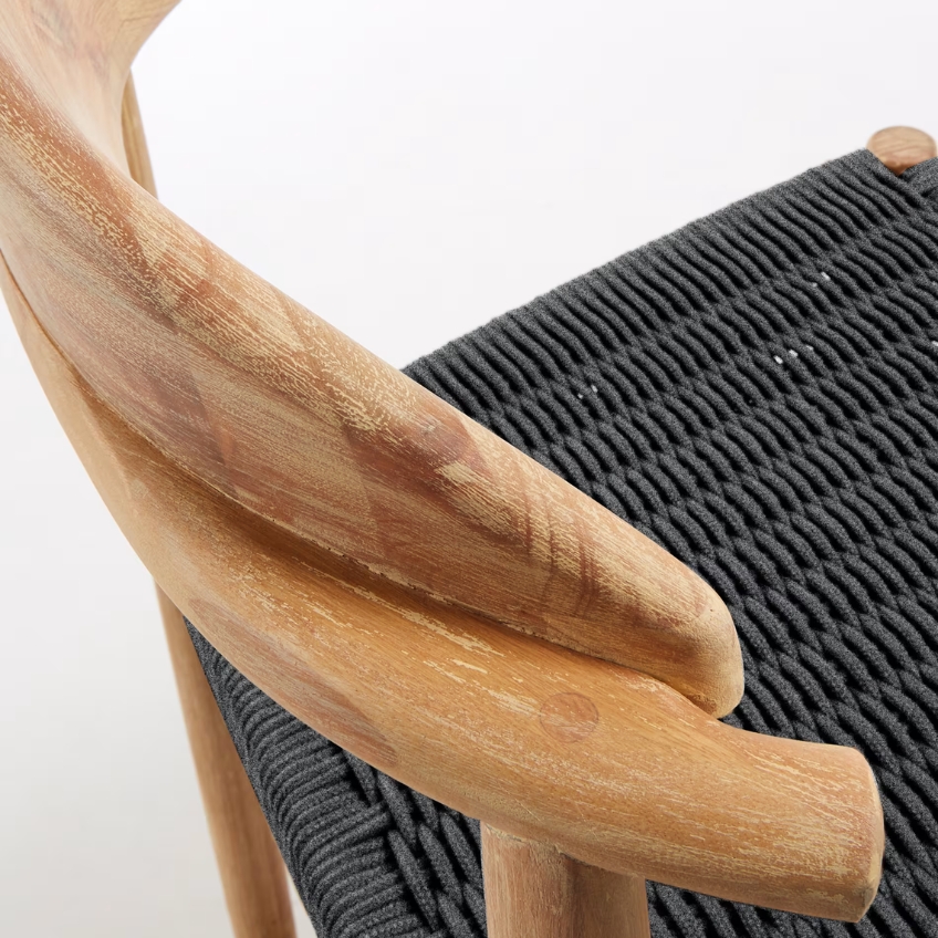 Dřevěná barová židle Kave Home Nina 62 cm s černým výpletem