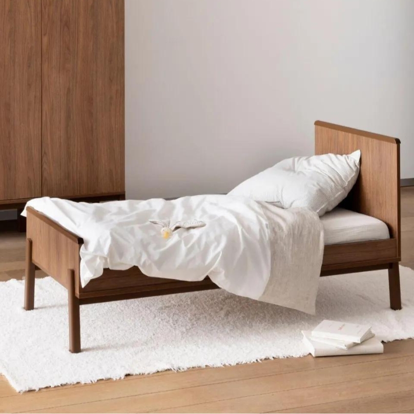Hnědá dětská postýlka Quax Ashi 70 x 140 cm