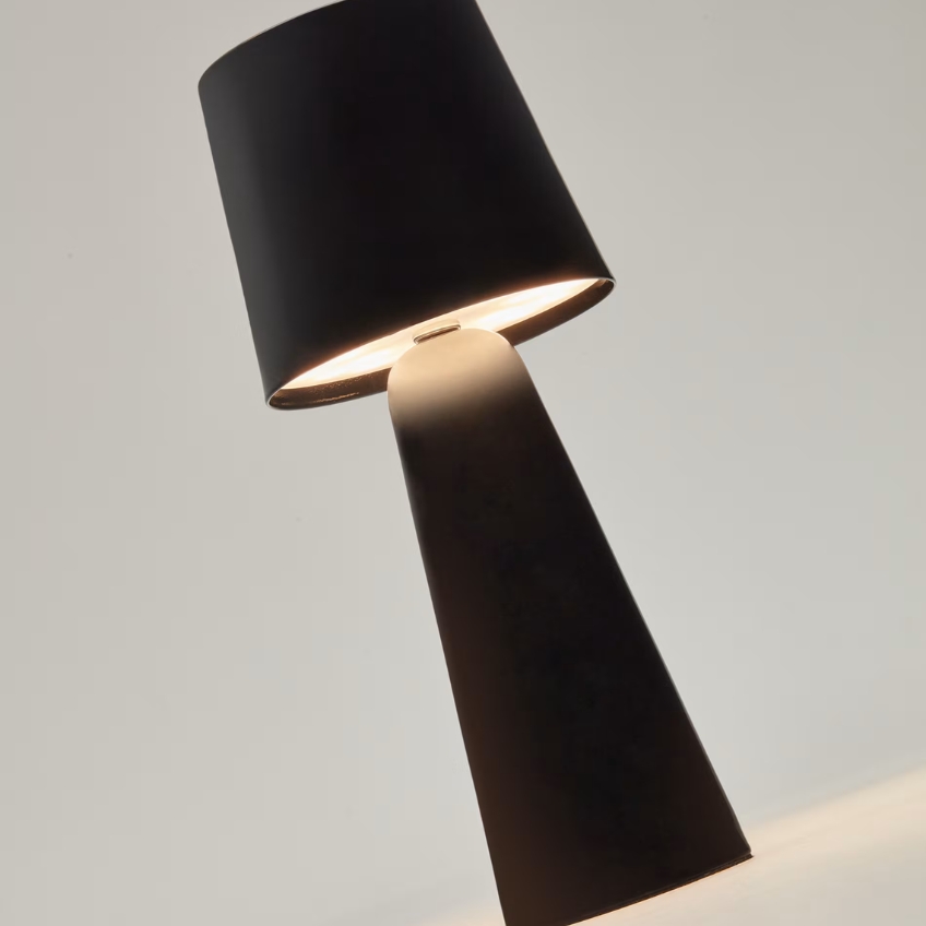 Černá kovová zahradní stolní LED lampa Kave Home Arenys S