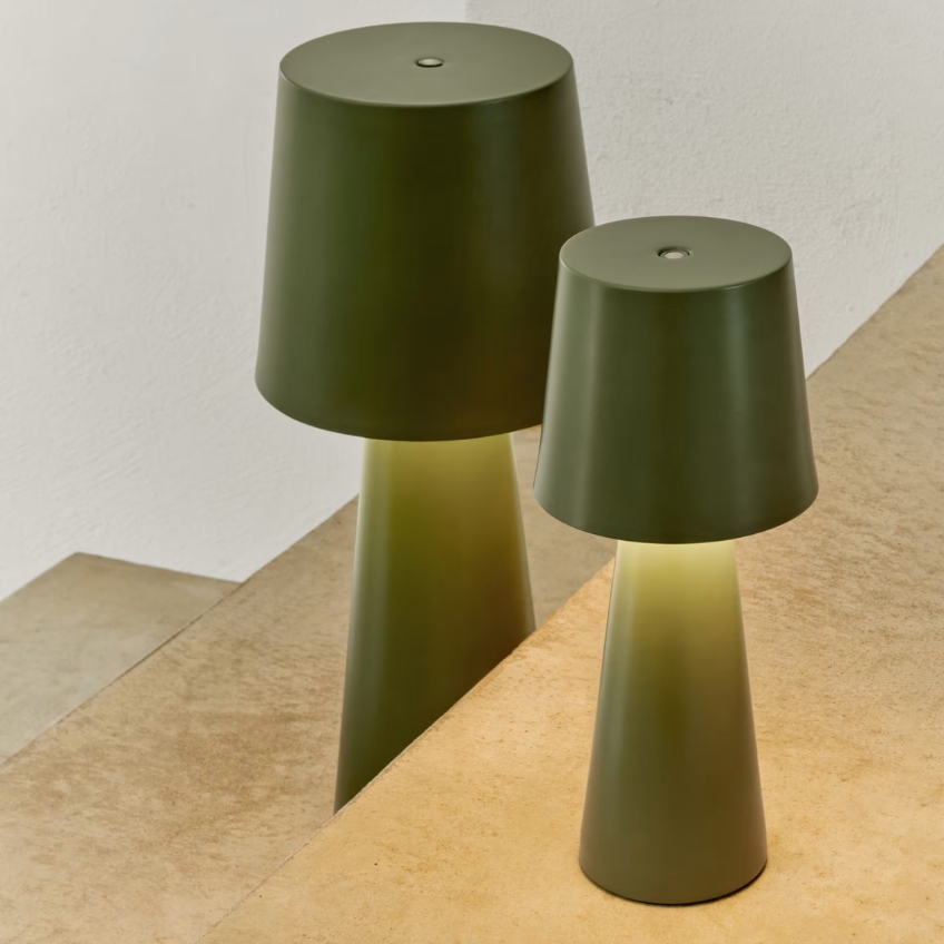 Zelená kovová zahradní stolní LED lampa Kave Home Arenys M