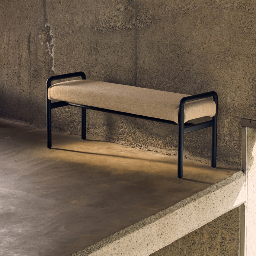 Černá dubová lavice Kave Home Macaret 120 cm