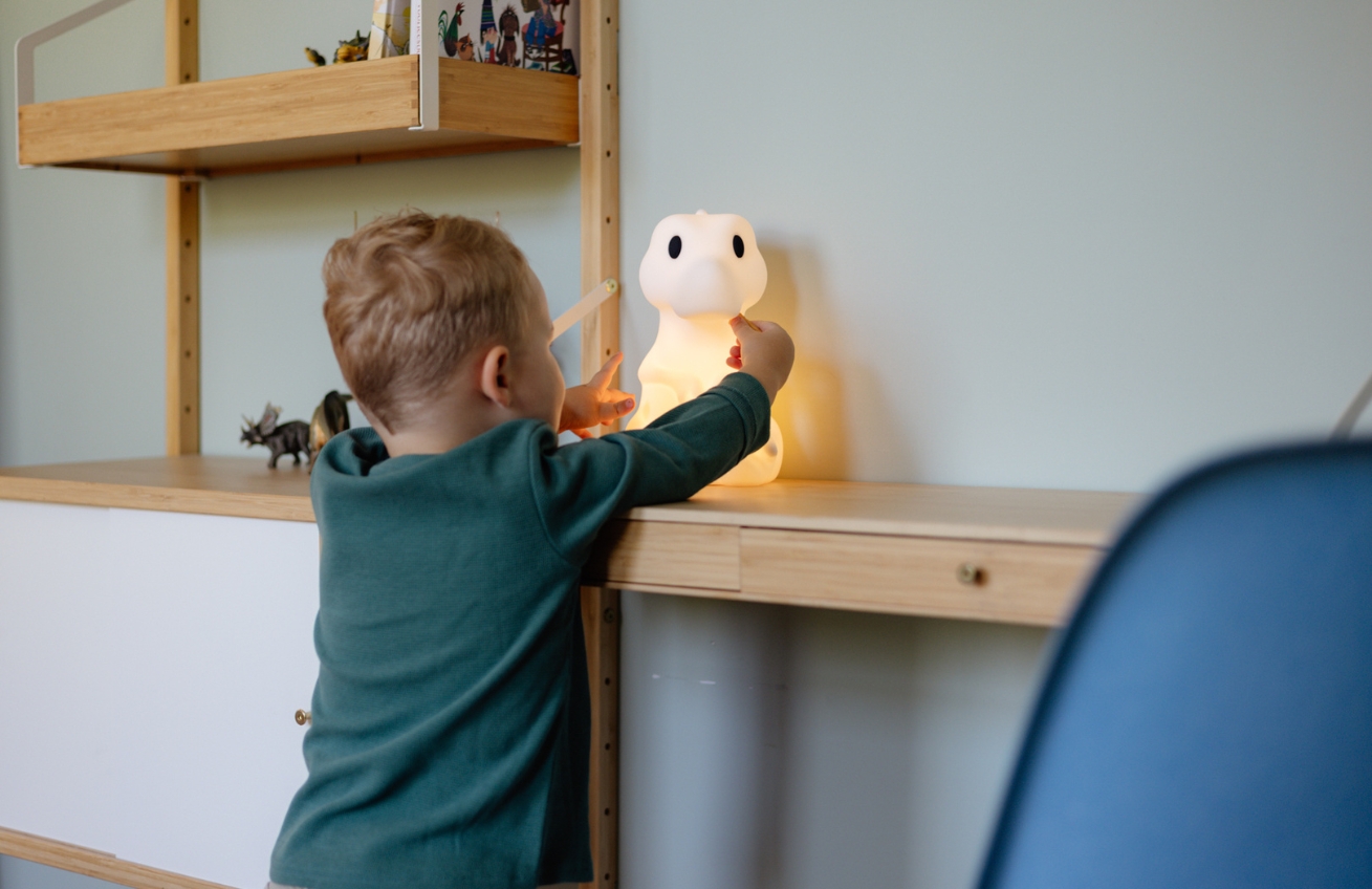 Bílá plastová dětská LED lampa Mr. Maria Rena 25 cm