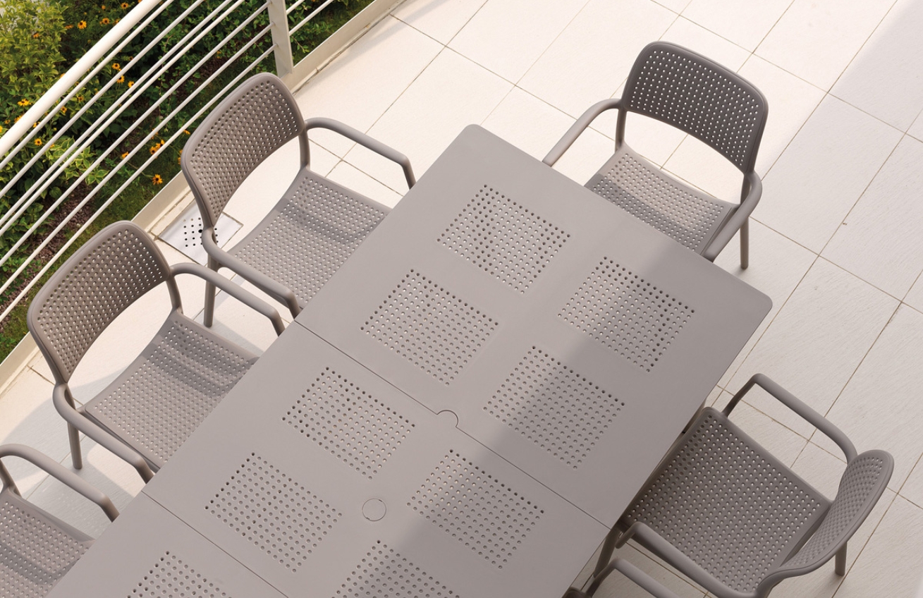 Šedohnědý plastový rozkládací zahradní stůl Libeccio 160/220 x 100 cm