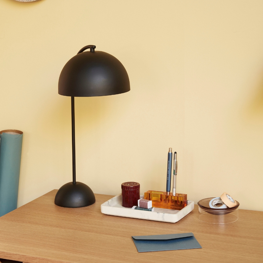 Černá kovová stolní lampa Hübsch Form