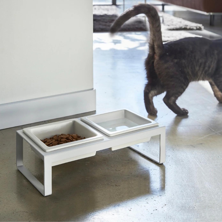 Set dvou bílých keramických misek Yamazaki Tower se stojanem