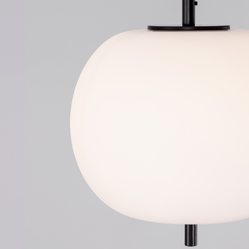 Opálově bílé skleněné závěsné světlo Nova Luce Lato 18,5 cm s černým zavěšením