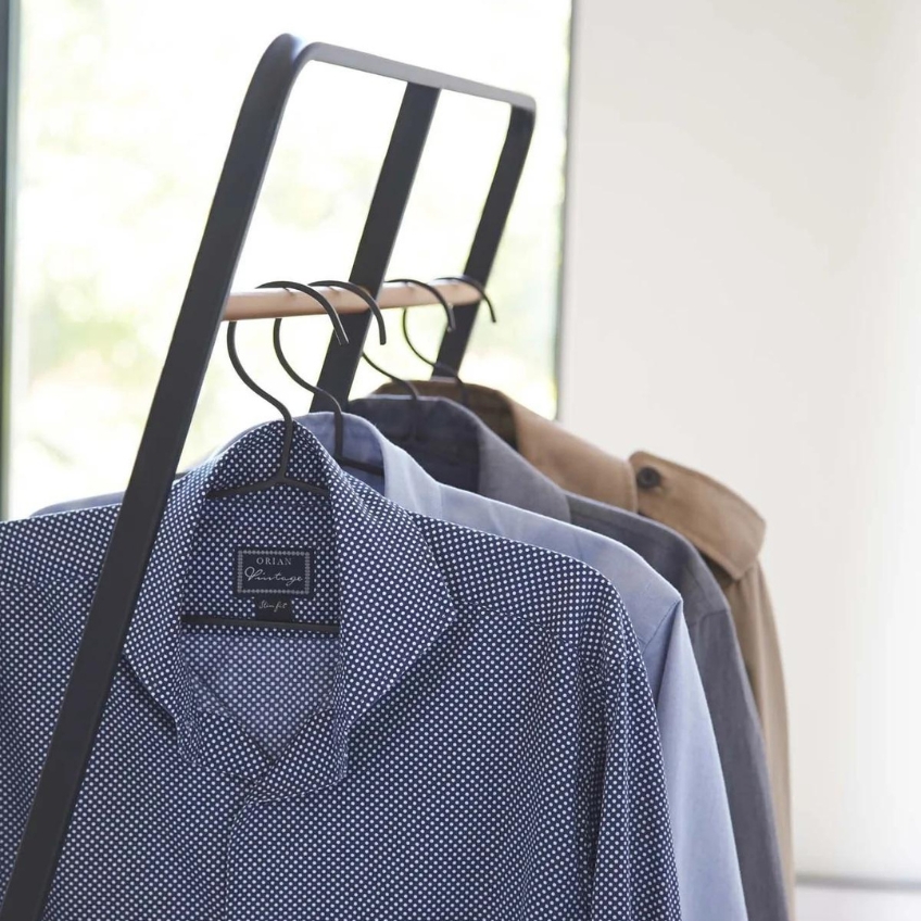 Černý kovový stojací věšák Yamazaki Tower 163 cm