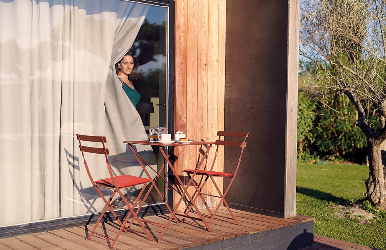 Hnědá kovová skládací židle Fermob Bistro