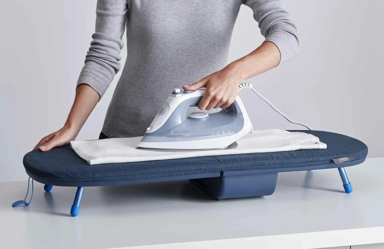 Modré stolní žehlící prkno Pocket Plus -fv-interier-25