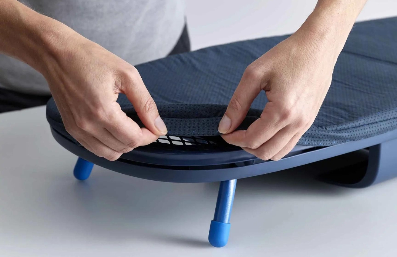 Modré stolní žehlící prkno Pocket Plus