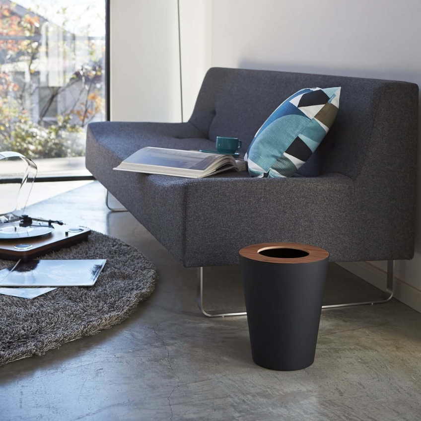 Černý kulatý kovový odpadkový koš Yamazaki Rin 10 l -fv-interier-25