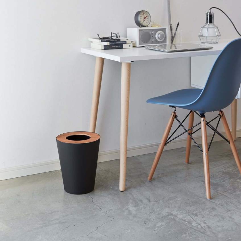 Černý kulatý kovový odpadkový koš Yamazaki Rin 10 l