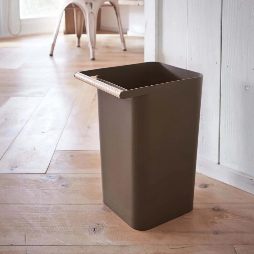 Hnědý plastový odpadkový koš Yamazaki Como 9,5 l -fv-interier-25