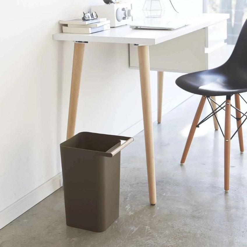 Hnědý plastový odpadkový koš Yamazaki Como 9,5 l