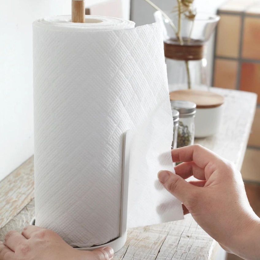 Bílý kovový držák na roli kuchyňských utěrek Yamazaki Tosca 26,5 cm