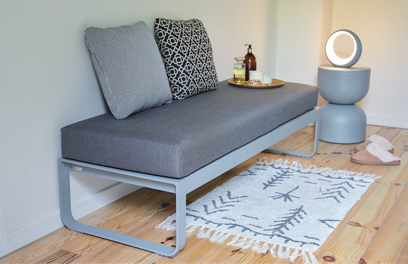 B&iacute;l&aacute; čalouněn&aacute; lavice Fermob Bellevie 148 cm s tmavě modrou podnož&iacute;