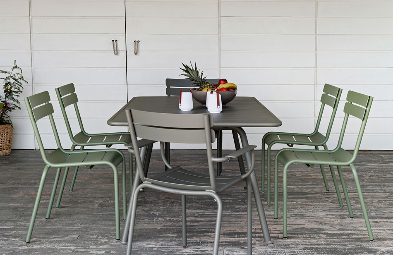 Muškátově šedý kovový stůl Fermob Luxembourg 165 x 100 cm