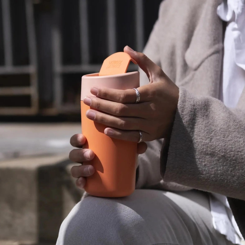 Joseph Joseph Oranžový plastový cestovní hrnek Sipp 454 ml