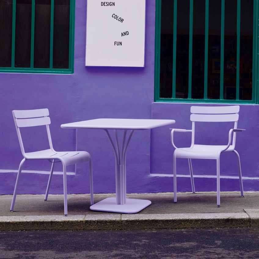 Světle šedý kovový stůl Fermob Luxembourg Pedestal 80 x 80 cm