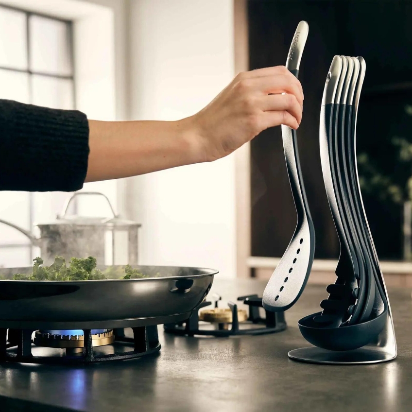 Joseph Joseph Sada černých plastových kuchyňských pomůcek se stojanem Nest Utensils 100