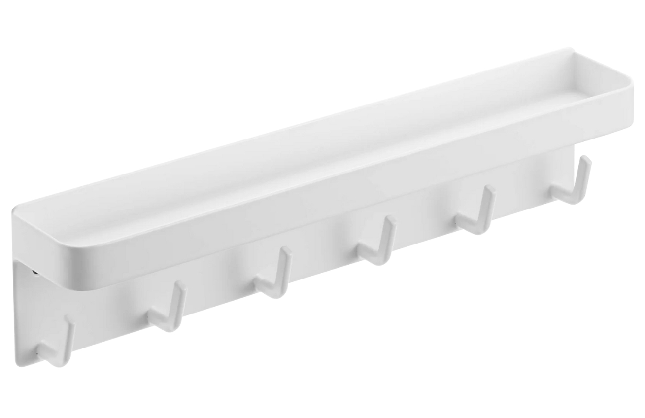 Bílý kovový nástěnný věšák na klíče Yamazaki Smart 6 x 24,5 cm s policí