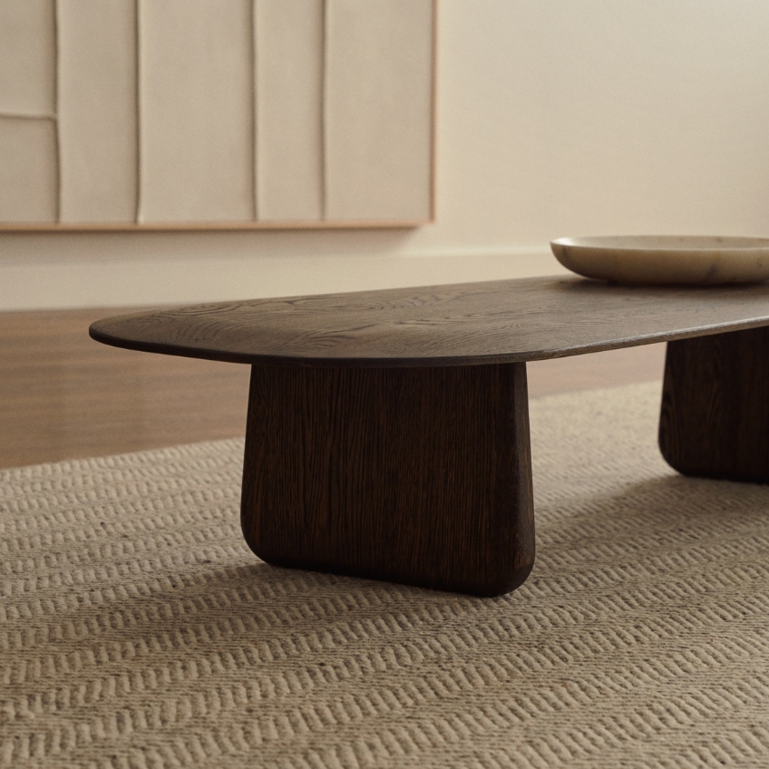 Tmavý dubový konferenční stolek Kave Home Pirita 147 x 65 cm