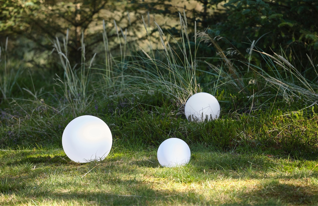 Villa Collection Bílá venkovní solární LED lampa Maane 29 cm