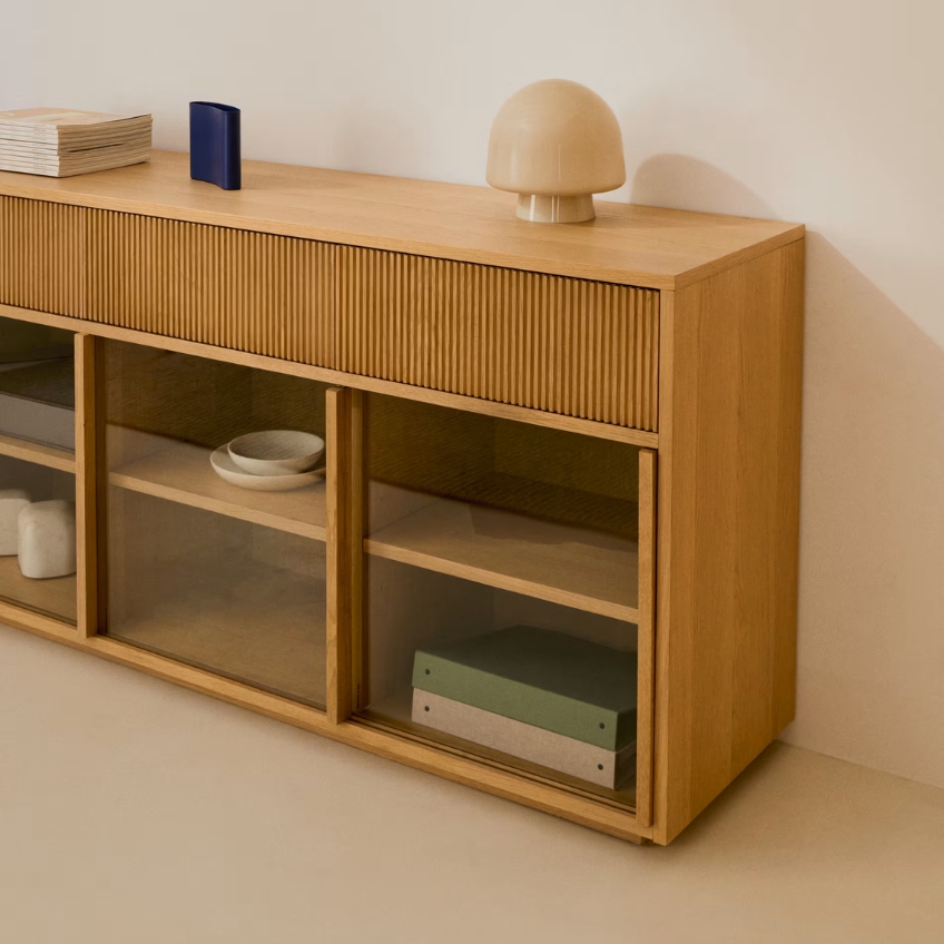 Dubová komoda Kave Home Helvine II. 200 x 40 cm