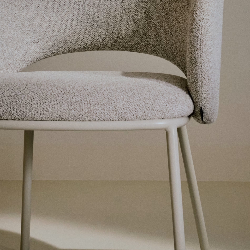 Béžová čalouněná jídelní židle Kave Home Maina