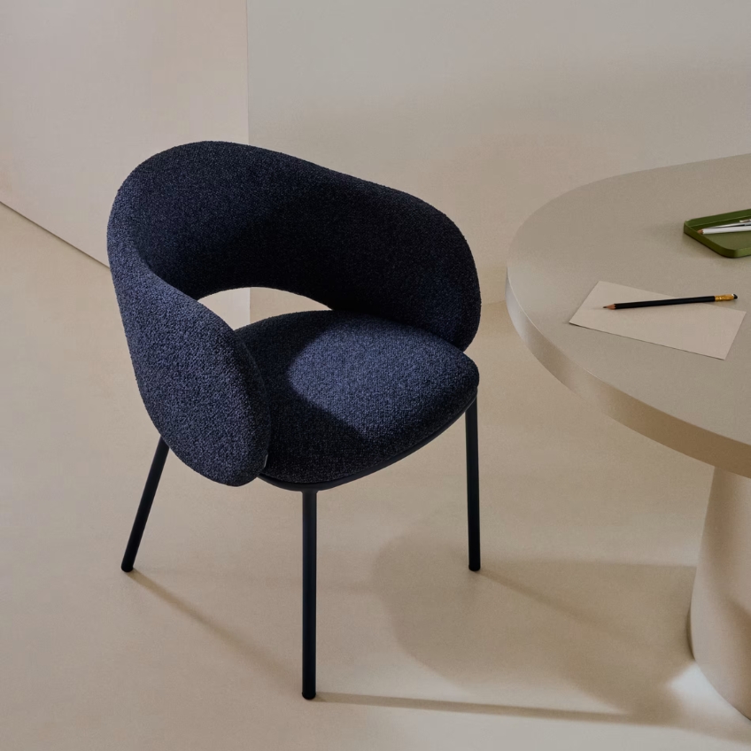 Modrá čalouněná jídelní židle Kave Home Maina