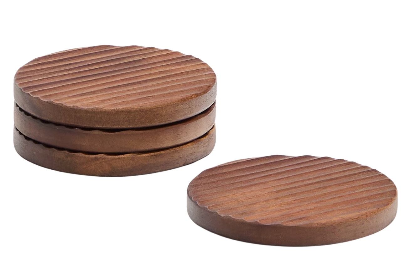 Set čtyř hněd&yacute;ch dřevěn&yacute;ch podt&aacute;cků Kave Home Rommu