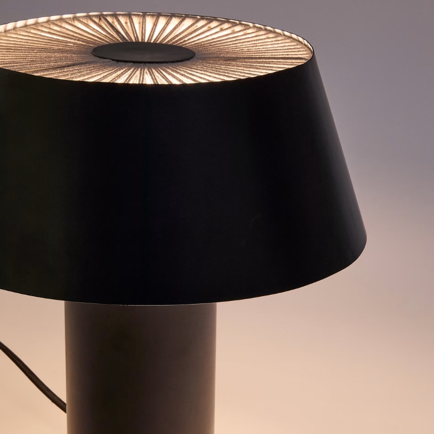 Černá kovová stolní lampa Kave Home Ancare -fv-interier-25