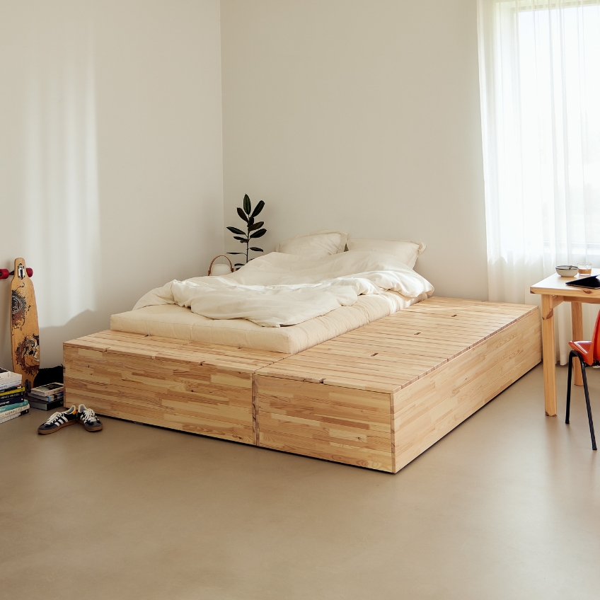 Dřevěná dvoulůžková postel Karup Design Basement 140 x 200 cm s úložným prostorem