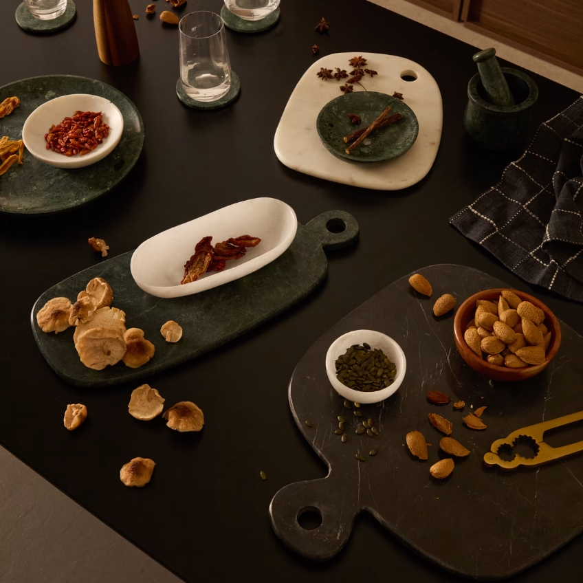 Zelené mramorové servírovací prkénko Kave Home Odar 47 x 20 cm