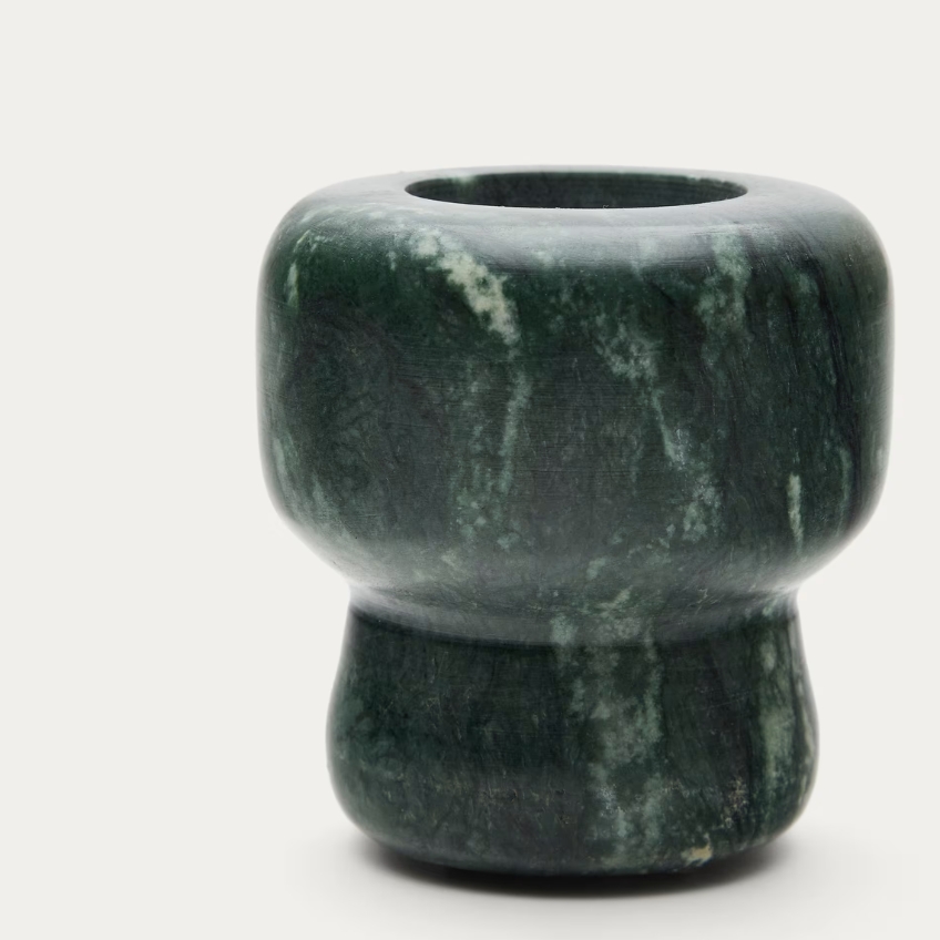 Zelený mramorový svícen Kave Home Signe 8 cm